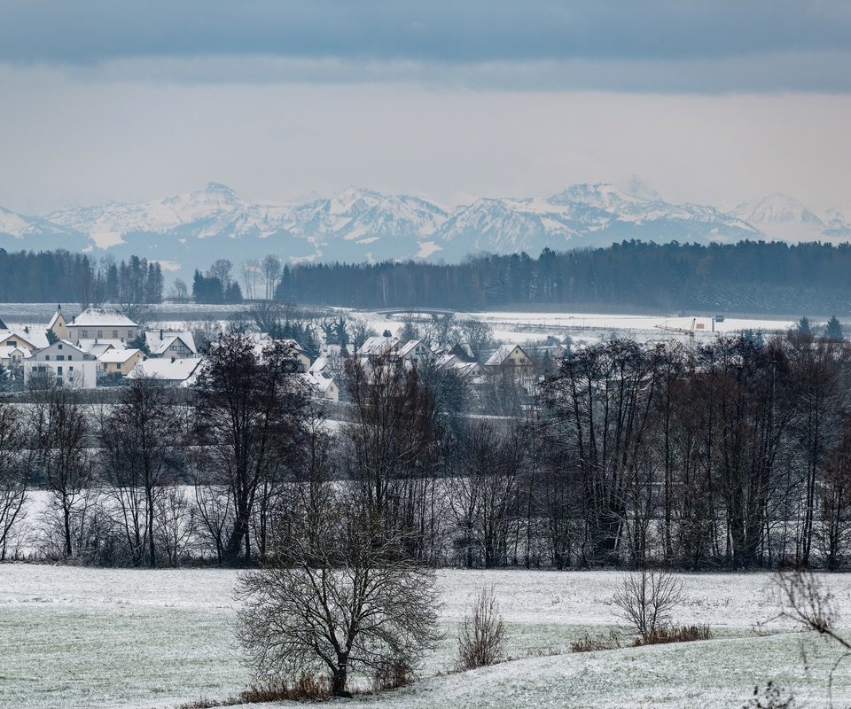 Обои деревья, горы, снег, лес, зима, поле, домики, поселок, trees, mountains, snow, forest, winter, field, houses, the village разрешение 4000x2667 Загрузить