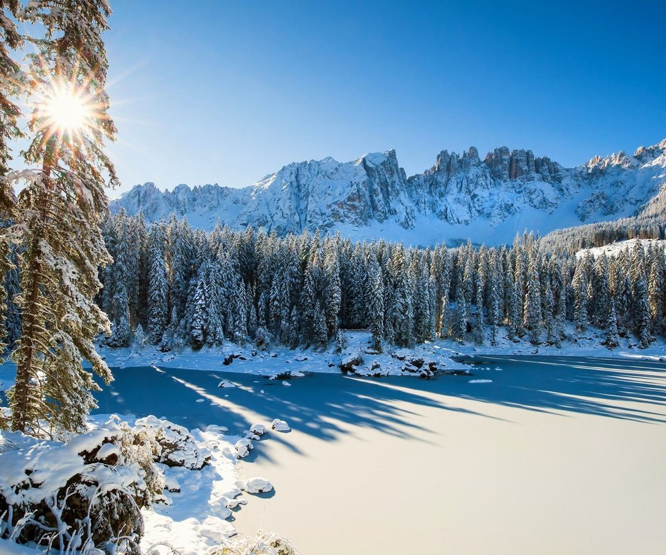 Обои горы, dolomites, снег, лес, зима, италия, замерзшее озеро, южный тироль, доломитовые альпы, mountains, snow, forest, winter, italy, frozen lake, south tyrol, the dolomites разрешение 3054x2031 Загрузить