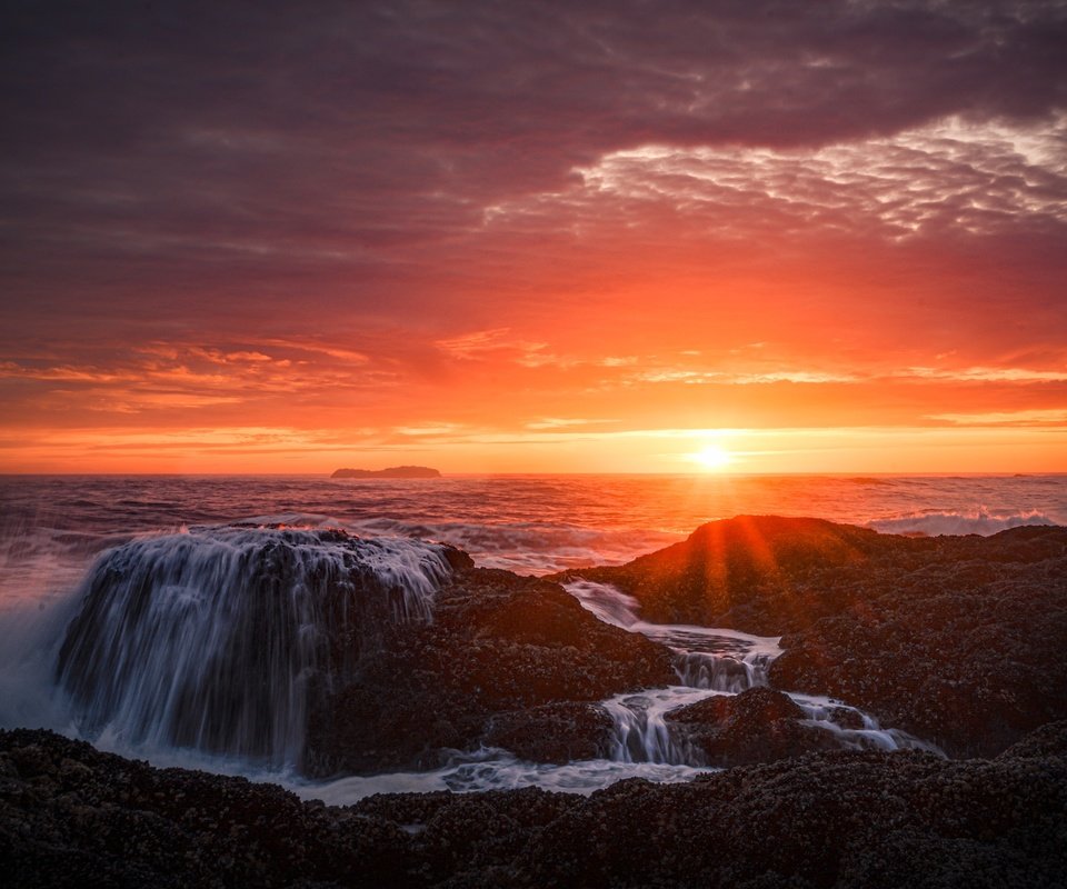 Обои небо, камни, берег, закат, море, водопад, the sky, stones, shore, sunset, sea, waterfall разрешение 2880x1920 Загрузить