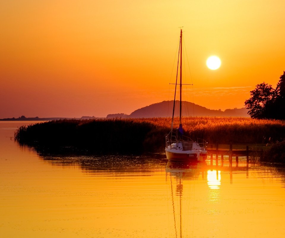 Обои озеро, горы, солнце, закат, яхта, lake, mountains, the sun, sunset, yacht разрешение 1920x1264 Загрузить