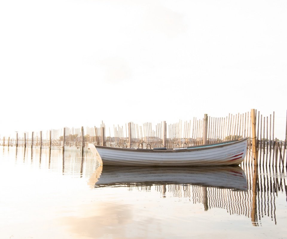 Обои небо, вода, озеро, природа, отражение, утро, лодка, ограждение, the sky, water, lake, nature, reflection, morning, boat, the fence разрешение 3840x2160 Загрузить