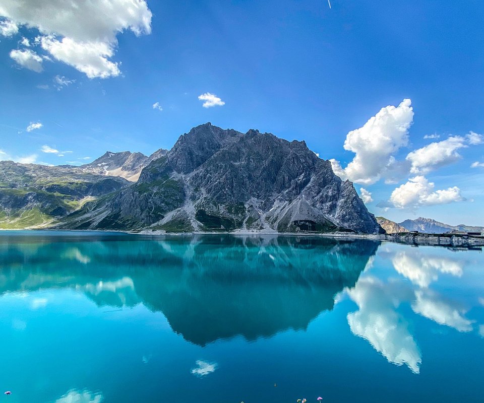 Обои озеро, горы, отражение, австрия, альпы, lünersee, lüner lake, озеро люнерзе, lake, mountains, reflection, austria, alps разрешение 2112x1188 Загрузить