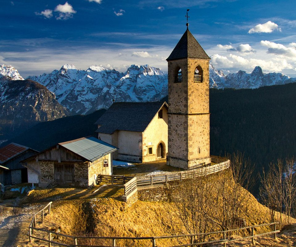 Обои горы, природа, зима, пейзаж, италия, церковь, доломиты, mountains, nature, winter, landscape, italy, church, the dolomites разрешение 2112x1188 Загрузить