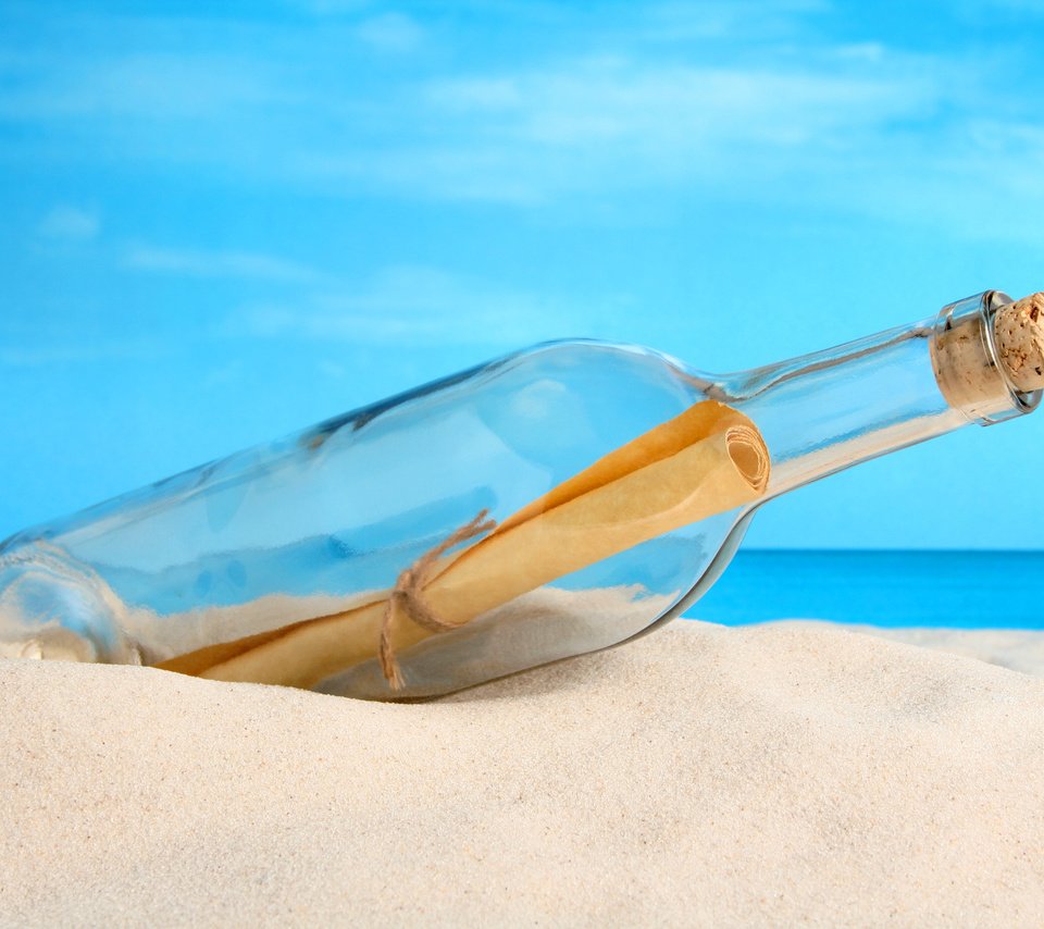 Обои песок, пляж, послание, бутылка, письмо, послание в бутылке, sand, beach, message, bottle, letter, message in a bottle разрешение 3456x2304 Загрузить