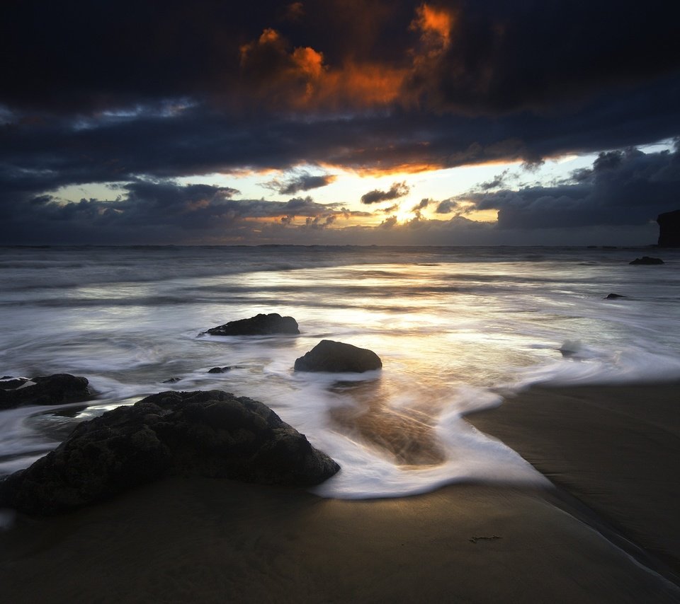 Обои облака, камни, берег, закат, clouds, stones, shore, sunset разрешение 2560x1600 Загрузить