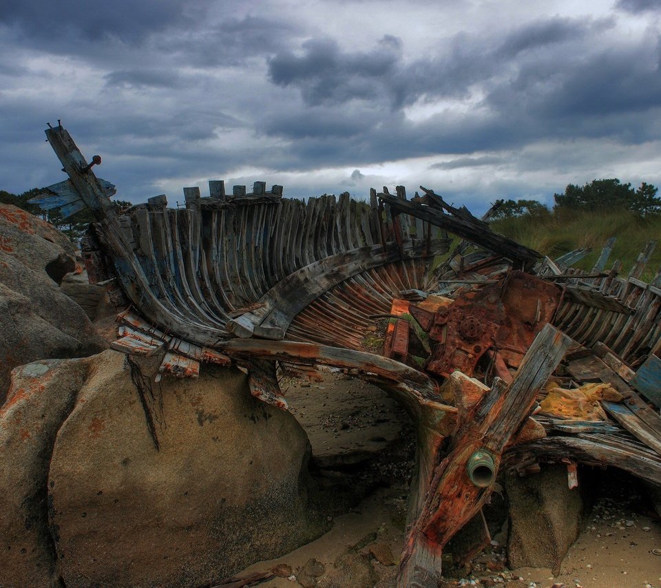 Обои облака, камни, лодка, останки, clouds, stones, boat, the remains разрешение 1920x1200 Загрузить