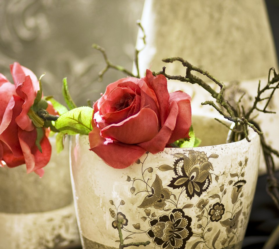 Обои ветка, узор, розы, красные, ткань, ваза, искусственные цветы, branch, pattern, roses, red, fabric, vase, artificial flowers разрешение 3888x2592 Загрузить