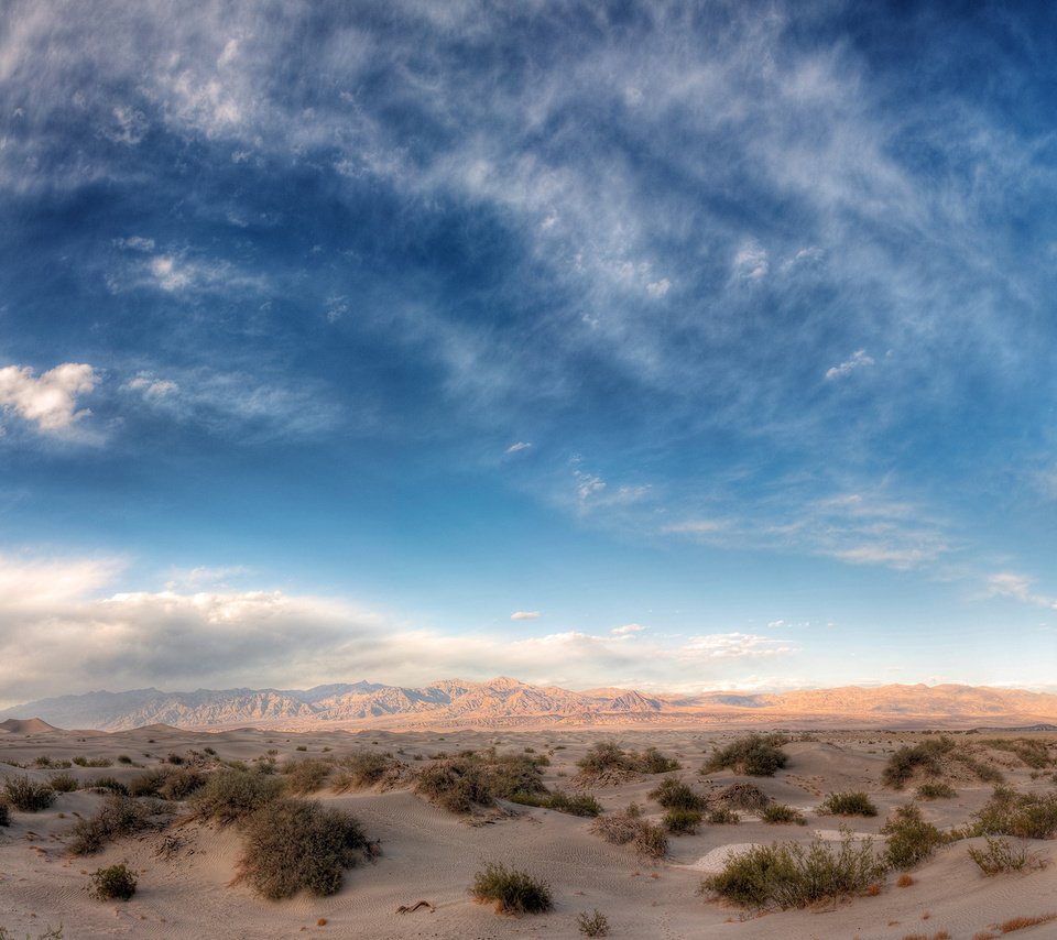 Обои небо, трава, облака, горы, песок, поле, пустыня, the sky, grass, clouds, mountains, sand, field, desert разрешение 2560x1600 Загрузить