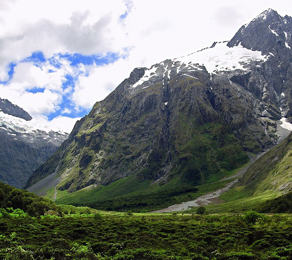 Обои горы, снег, зелень, mountains, snow, greens разрешение 2560x1600 Загрузить