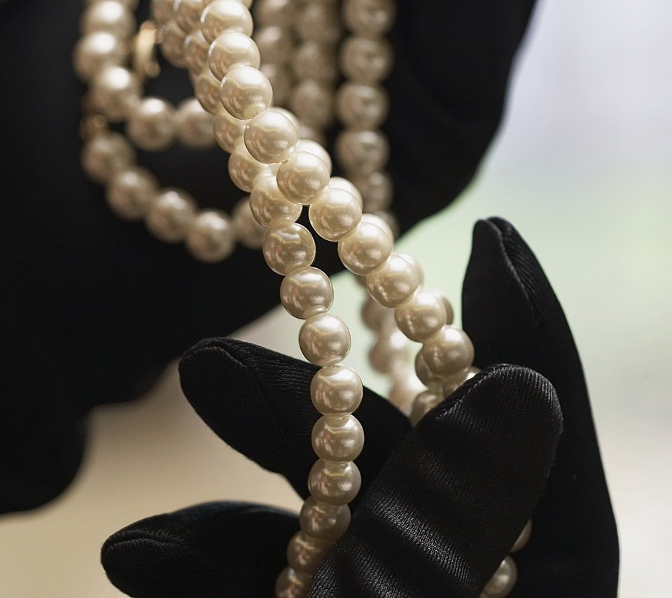 Обои жемчуг, черные перчатки, pearl, black gloves разрешение 1920x1200 Загрузить