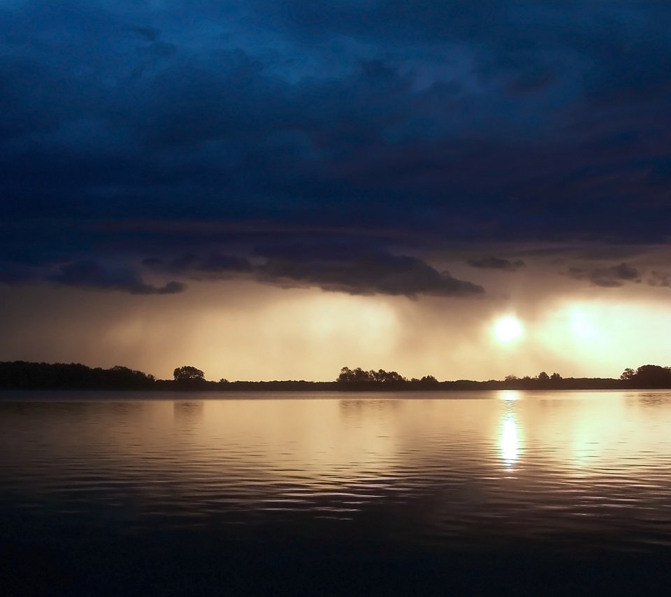 Обои облака, закат, море, ominous, clouds, sunset, sea разрешение 2560x1600 Загрузить