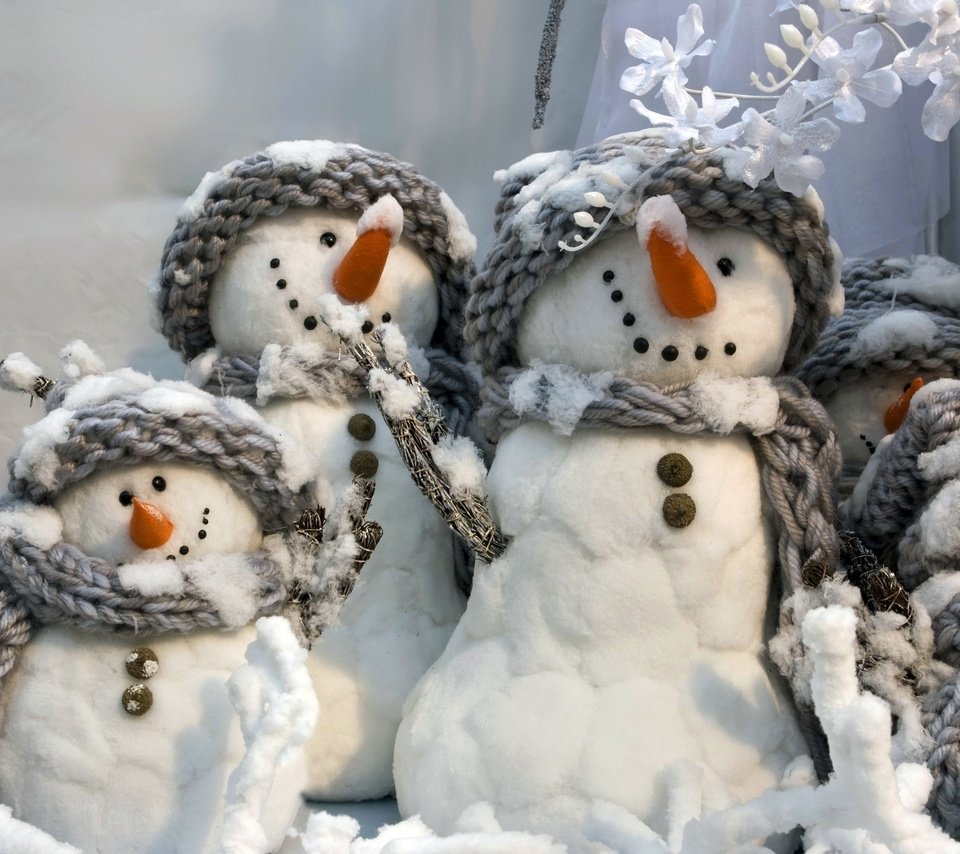 Обои новый год, зима, серые, снеговики, white snowmans, весёлые, улыбчивые, шарфики, new year, winter, grey, snowmen, fun, smiling, scarves разрешение 2560x1600 Загрузить
