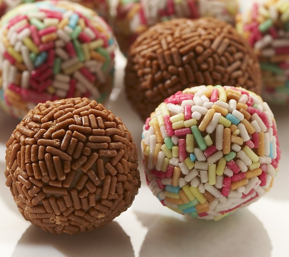 Обои конфеты, шарики, шоколад, сладкое, десерт, воздушный рис, candy, balls, chocolate, sweet, dessert, puffed rice разрешение 1920x1200 Загрузить
