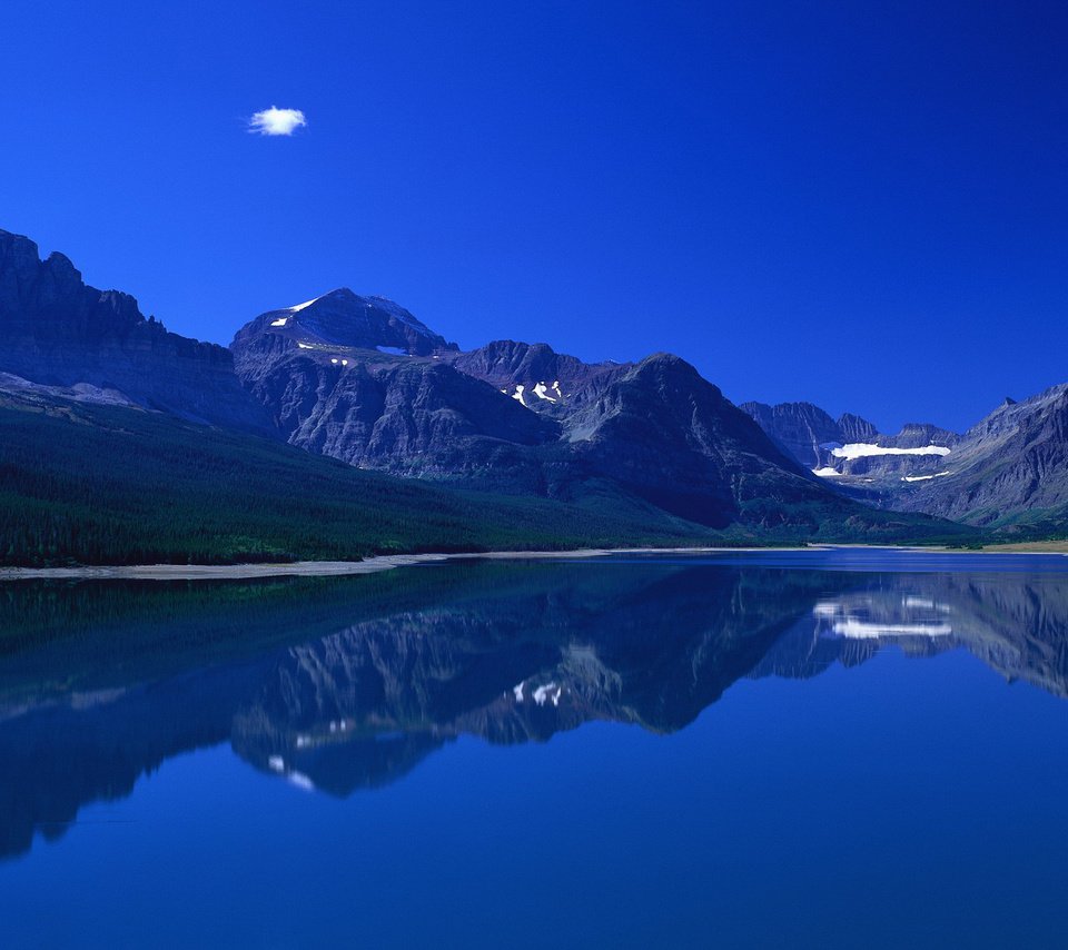 Обои небо, трава, вода, горы, берег, отражение, the sky, grass, water, mountains, shore, reflection разрешение 3600x1200 Загрузить