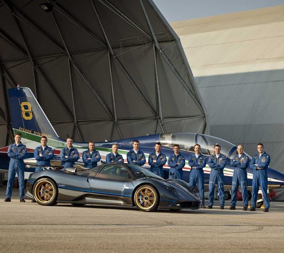 Обои самолет, ангар, пилоты, zonda, пагани, the plane, hangar, pilots, pagani разрешение 1920x1200 Загрузить