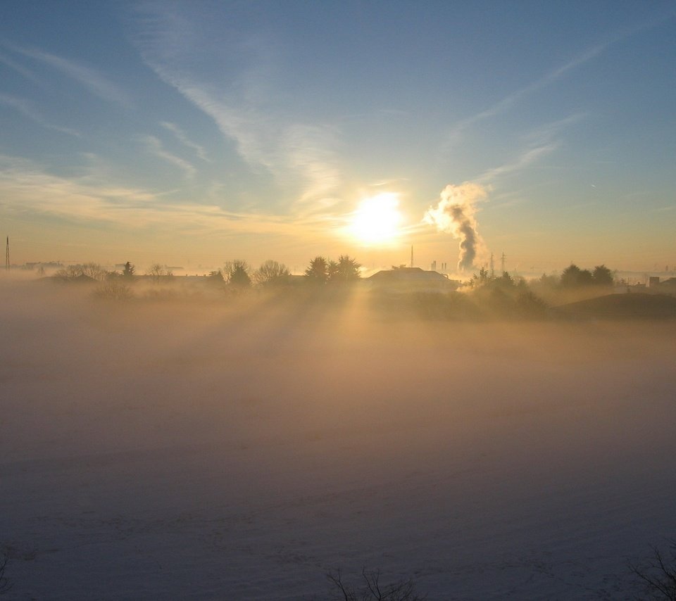 Обои солнце, снег, зима, туман, деревня, дым, the sun, snow, winter, fog, village, smoke разрешение 2560x1600 Загрузить