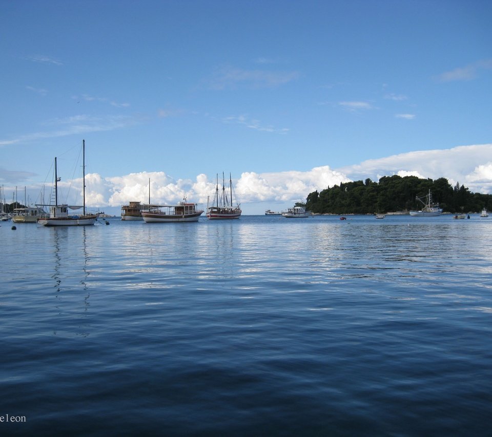 Обои небо, море, яхты, остров, the sky, sea, yachts, island разрешение 2592x1944 Загрузить