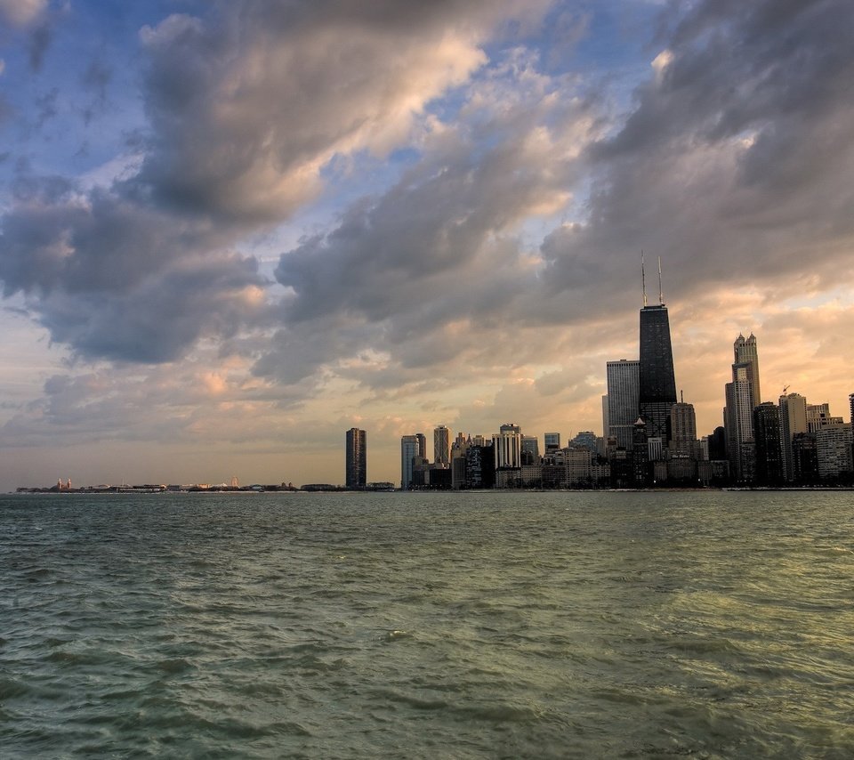 Обои облака, вода, небоскребы, чикаго, clouds, water, skyscrapers, chicago разрешение 1920x1200 Загрузить