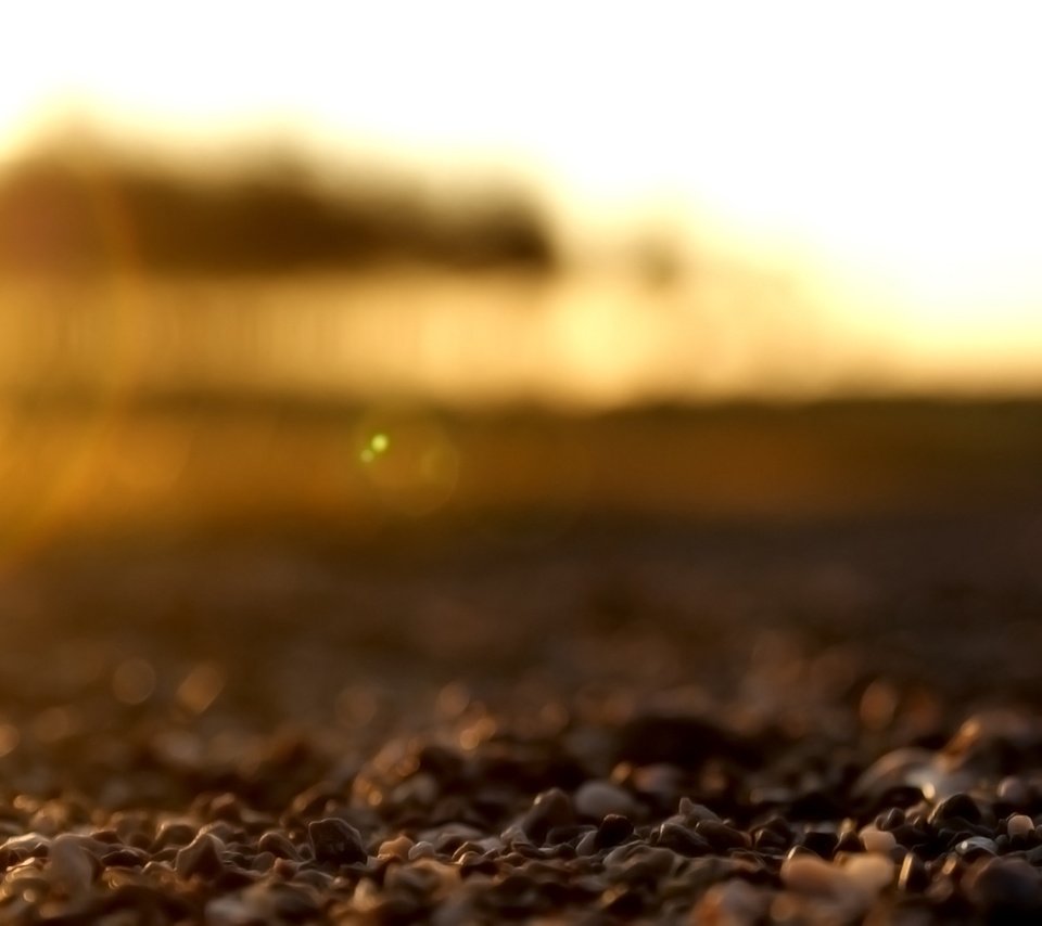 Обои солнце, камни, галька, пляж, размытость, the sun, stones, pebbles, beach, blur разрешение 1920x1200 Загрузить