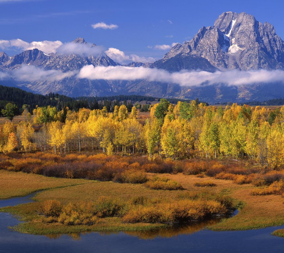 Обои облака, деревья, горы, осень, clouds, trees, mountains, autumn разрешение 2000x1333 Загрузить