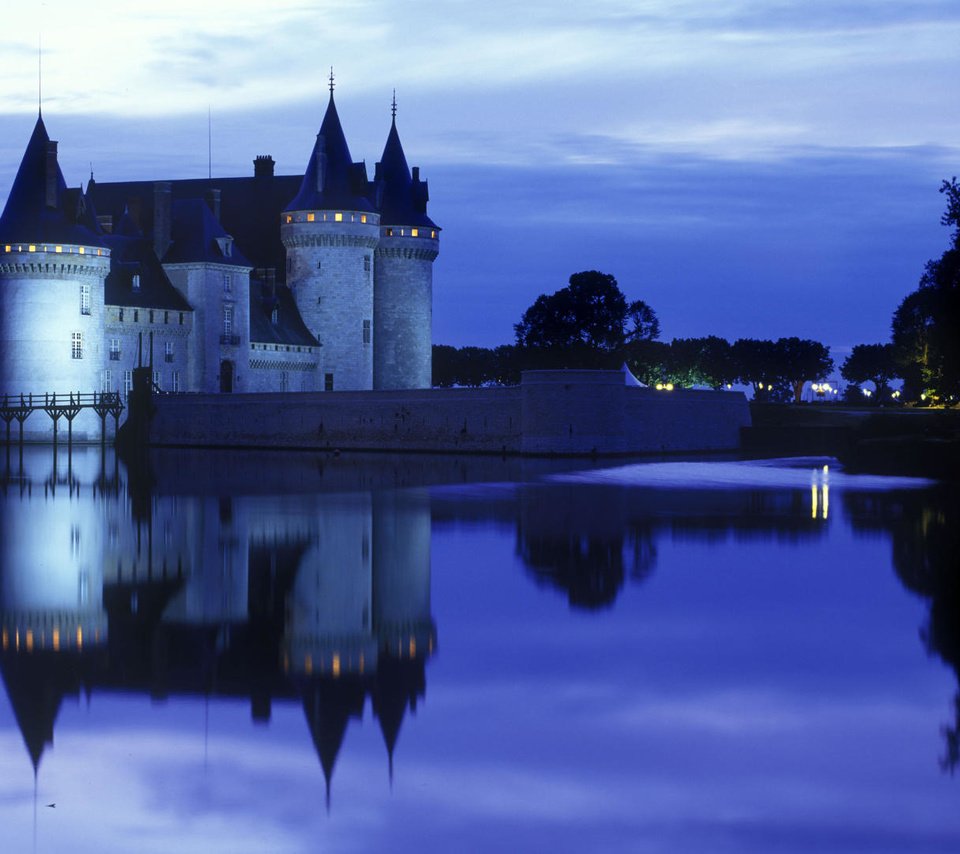 Обои фонари, вечер, замок, водоем, памятник, архитектурный, lights, the evening, castle, pond, monument, architectural разрешение 1920x1080 Загрузить