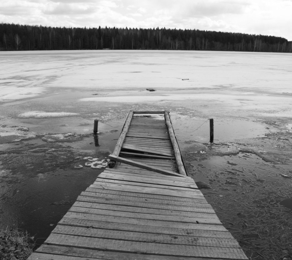 Обои озеро, лес, мост, черно-белая, лёд, lake, forest, bridge, black and white, ice разрешение 4272x2848 Загрузить