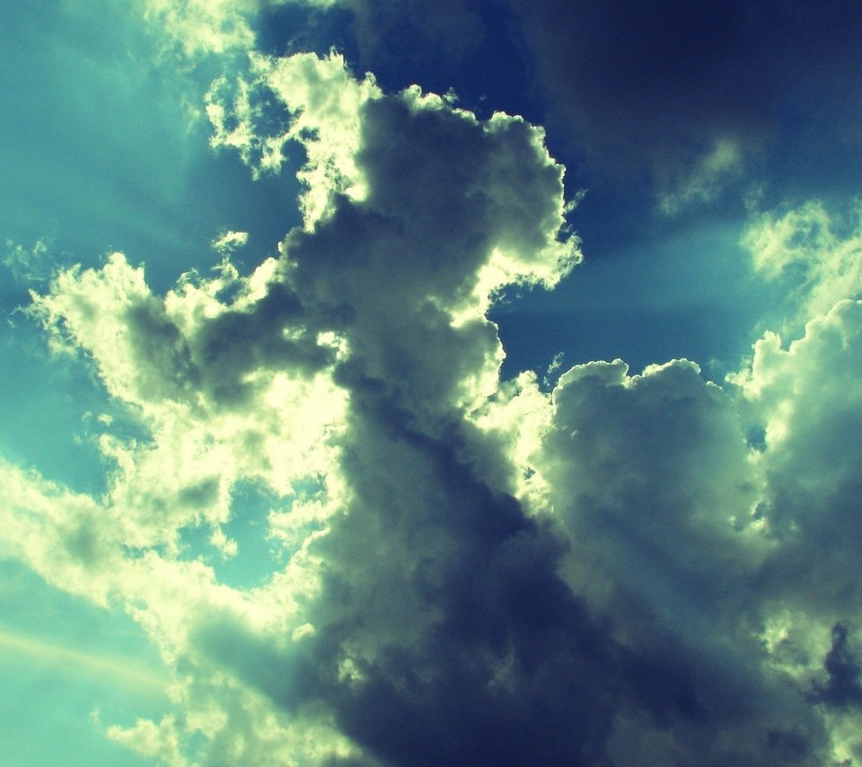 Обои небо, облака, фото, лучи, обработка, картинка, лёгкость, невесомость, the sky, clouds, photo, rays, treatment, picture, ease, weightlessness разрешение 2560x1565 Загрузить