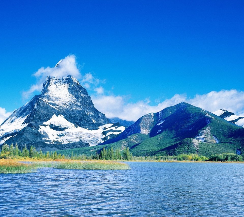 Обои облака, вода, озеро, горы, снег, синий, день, вершины, clouds, water, lake, mountains, snow, blue, day, tops разрешение 1920x1200 Загрузить