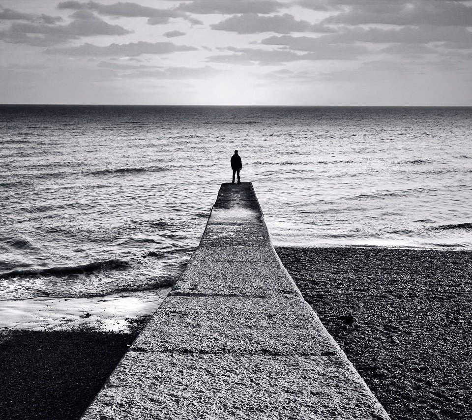 Обои берег, море, горизонт, причал, человек, черно-белая, shore, sea, horizon, pier, people, black and white разрешение 1920x1200 Загрузить