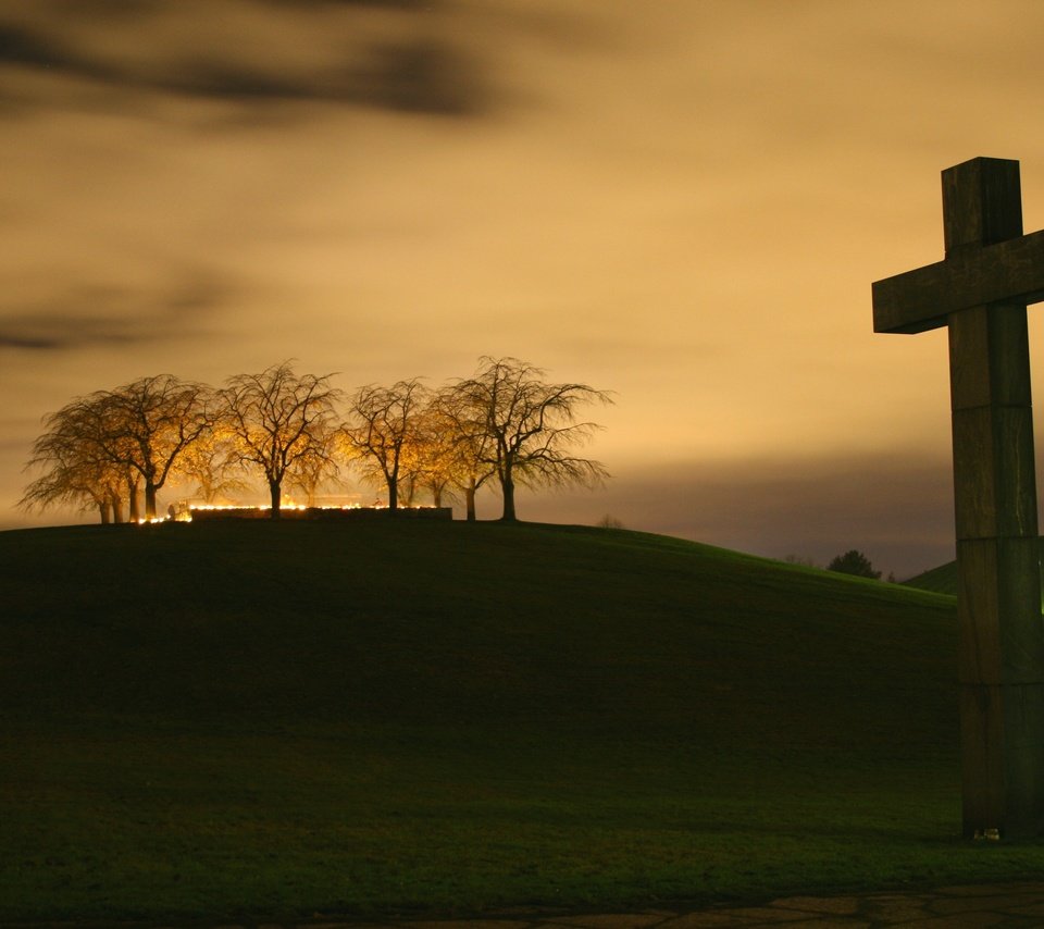 Обои ночь, деревья, крест, night, trees, cross разрешение 3888x2592 Загрузить