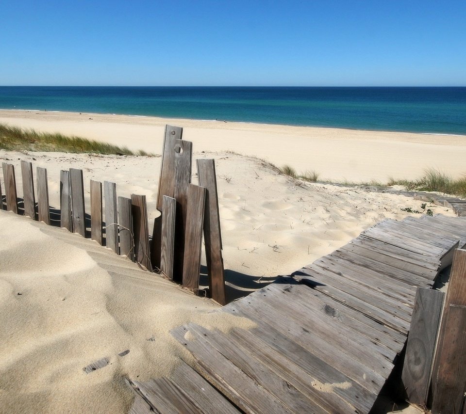 Обои пляж, деревяный забор, и синий океан, beach, wooden fence, and the blue ocean разрешение 1920x1080 Загрузить