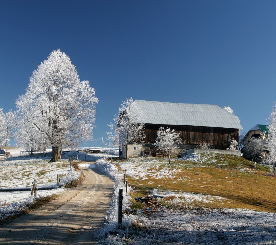 Обои небо, дорога, снег, зима, домики, красивые, голубое, snow lodge, the sky, road, snow, winter, houses, beautiful, blue разрешение 3504x2336 Загрузить