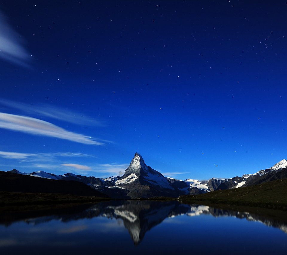 Обои ночь, горы, швейцария, matterhorn's midnight reflection, night, mountains, switzerland, matterhorn''s midnight reflection разрешение 2560x1600 Загрузить