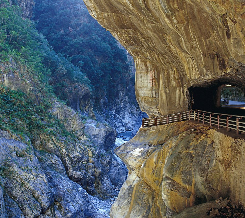 Обои дорога, горы, туннель, обрыв, road, mountains, the tunnel, open разрешение 1920x1200 Загрузить