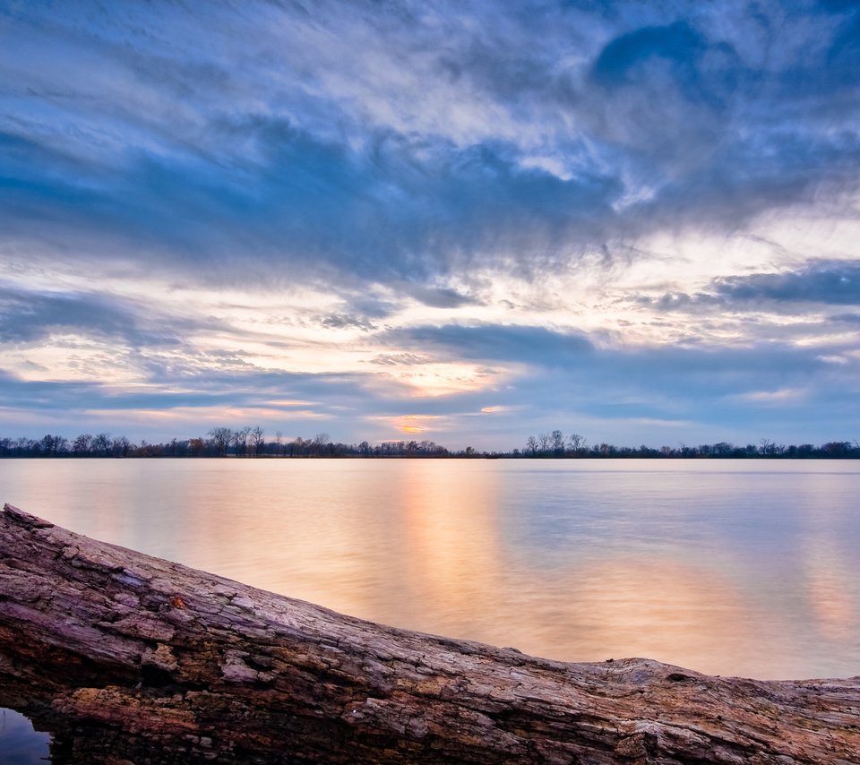 Обои небо, облака, озеро, река, дерево, пейзаж, бревно, the sky, clouds, lake, river, tree, landscape, log разрешение 2560x1600 Загрузить