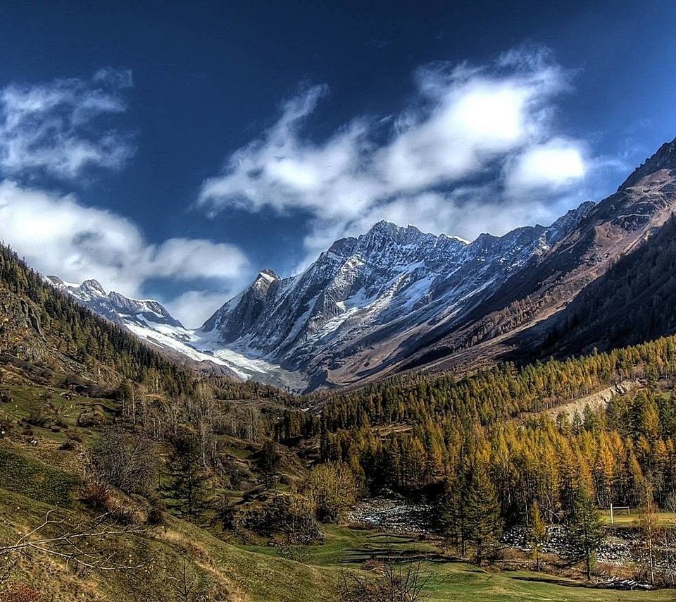 Обои небо, облака, деревья, горы, снег, лес, вершины, долина, the sky, clouds, trees, mountains, snow, forest, tops, valley разрешение 1920x1080 Загрузить