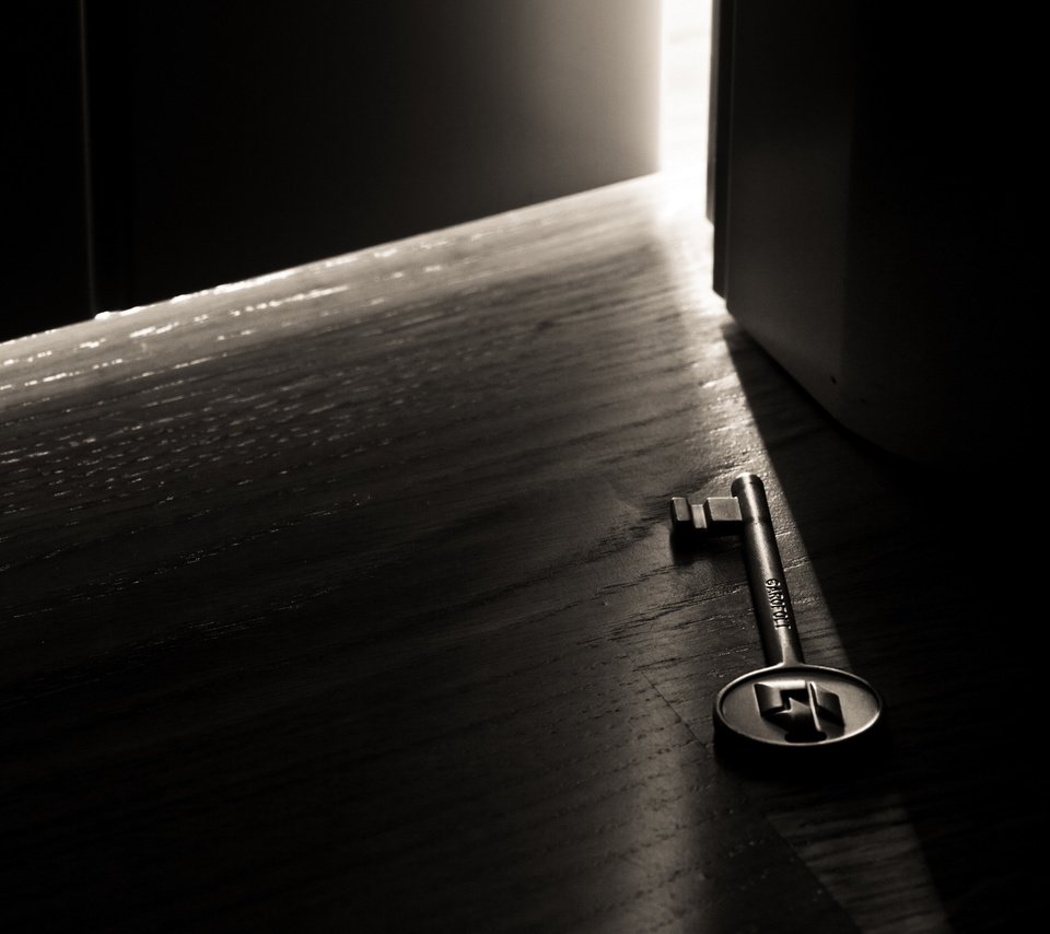 Обои свет, макро фото, дверь, ключ, комната, темнота, light, macro photo, the door, key, room, darkness разрешение 2560x1706 Загрузить