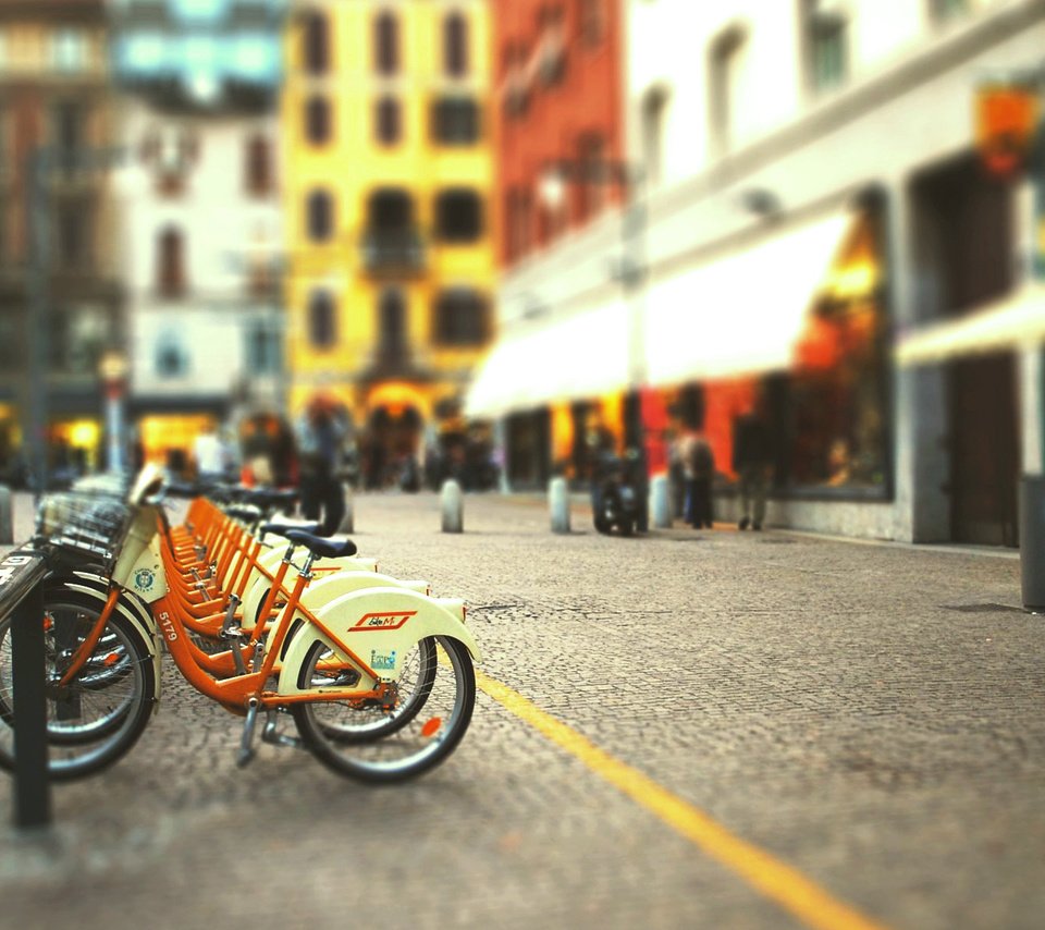 Обои город, улица, велосипед, блюр, tilt-shift, стоянка велосипедов, размытый фон, the city, street, bike, blur, bike parking, blurred background разрешение 1920x1200 Загрузить