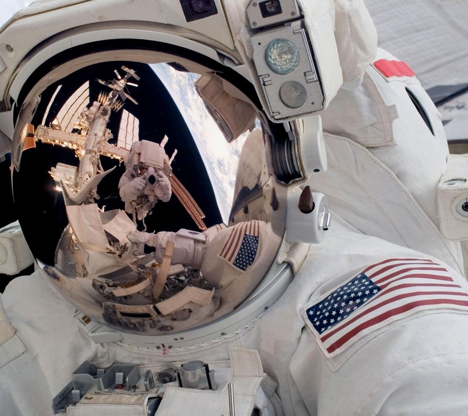 Обои космос, скафандр, космонавт, астронавт, space, the suit, astronaut разрешение 2560x1600 Загрузить