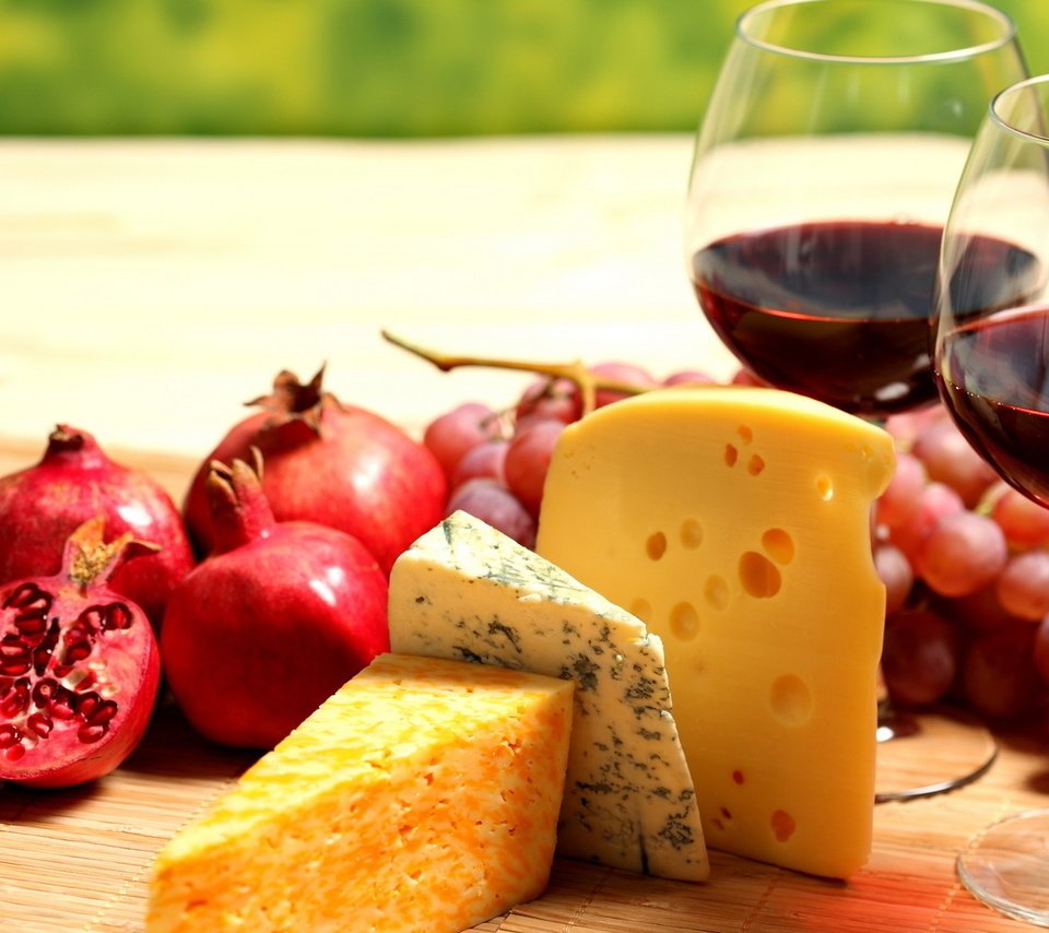 Обои виноград, фрукты, сыр, вино, бокалы, красное, гранат, grapes, fruit, cheese, wine, glasses, red, garnet разрешение 1920x1080 Загрузить