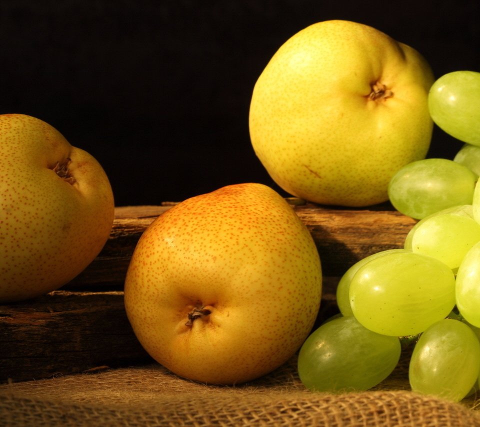 Обои виноград, фрукты, плоды, желтые, груши, pears, мешковина, grapes, fruit, yellow, pear, burlap разрешение 1920x1080 Загрузить