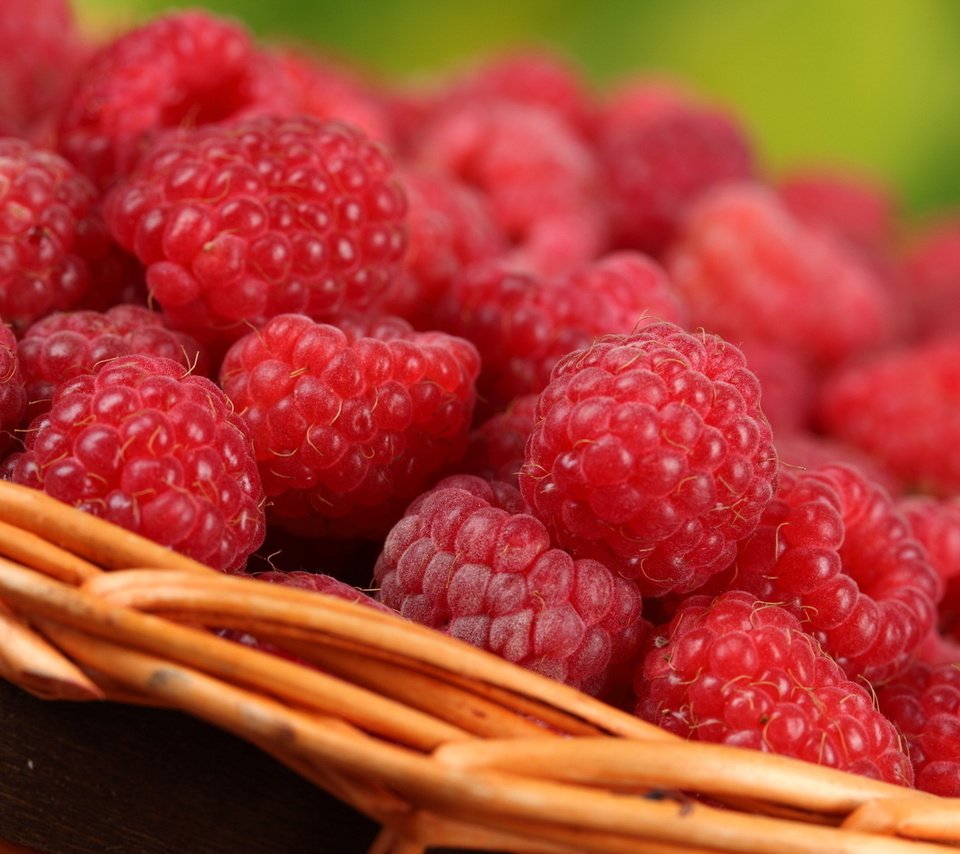 Обои макро, малина, ягоды, корзинка, вкусно, macro, raspberry, berries, basket, delicious разрешение 1920x1080 Загрузить