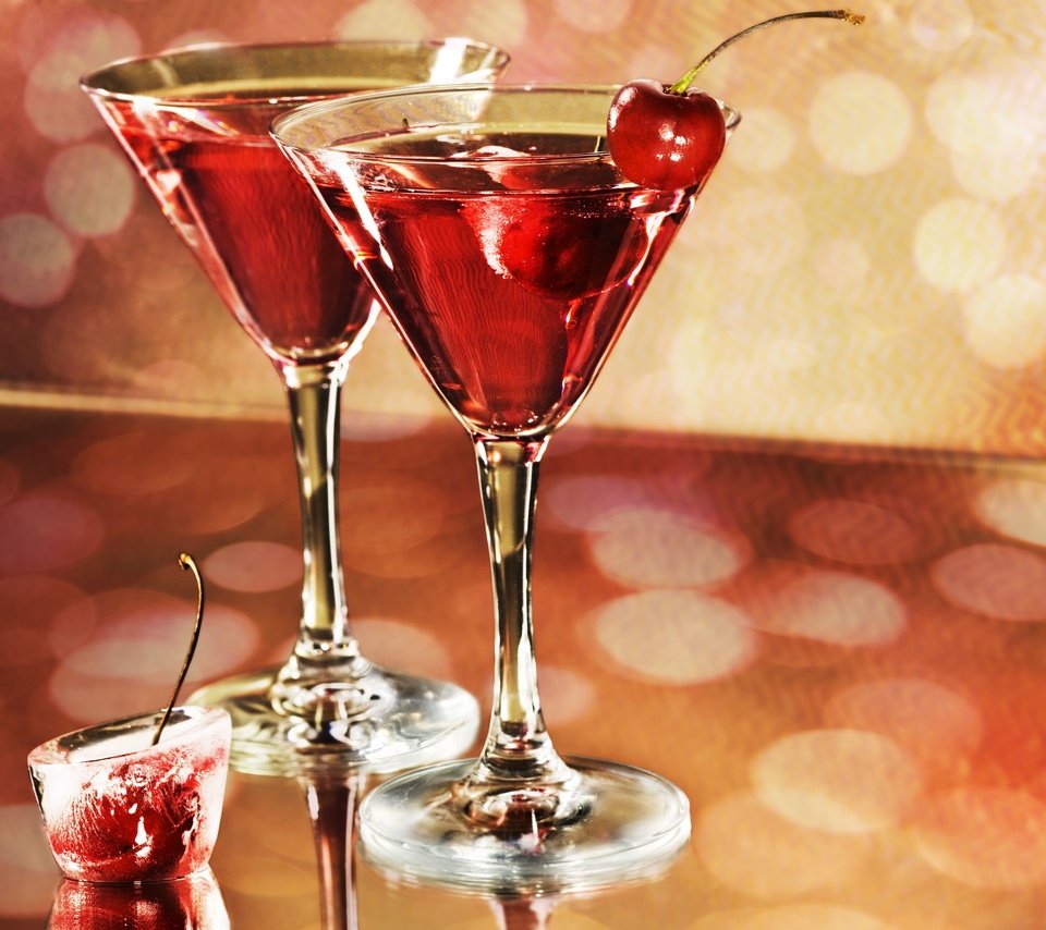 Обои лёд, вишня, напитки, бокалы, праздник, мартини, коктейль с вишенкой, ice, cherry, drinks, glasses, holiday, martini, a cocktail with a cherry разрешение 2560x1707 Загрузить