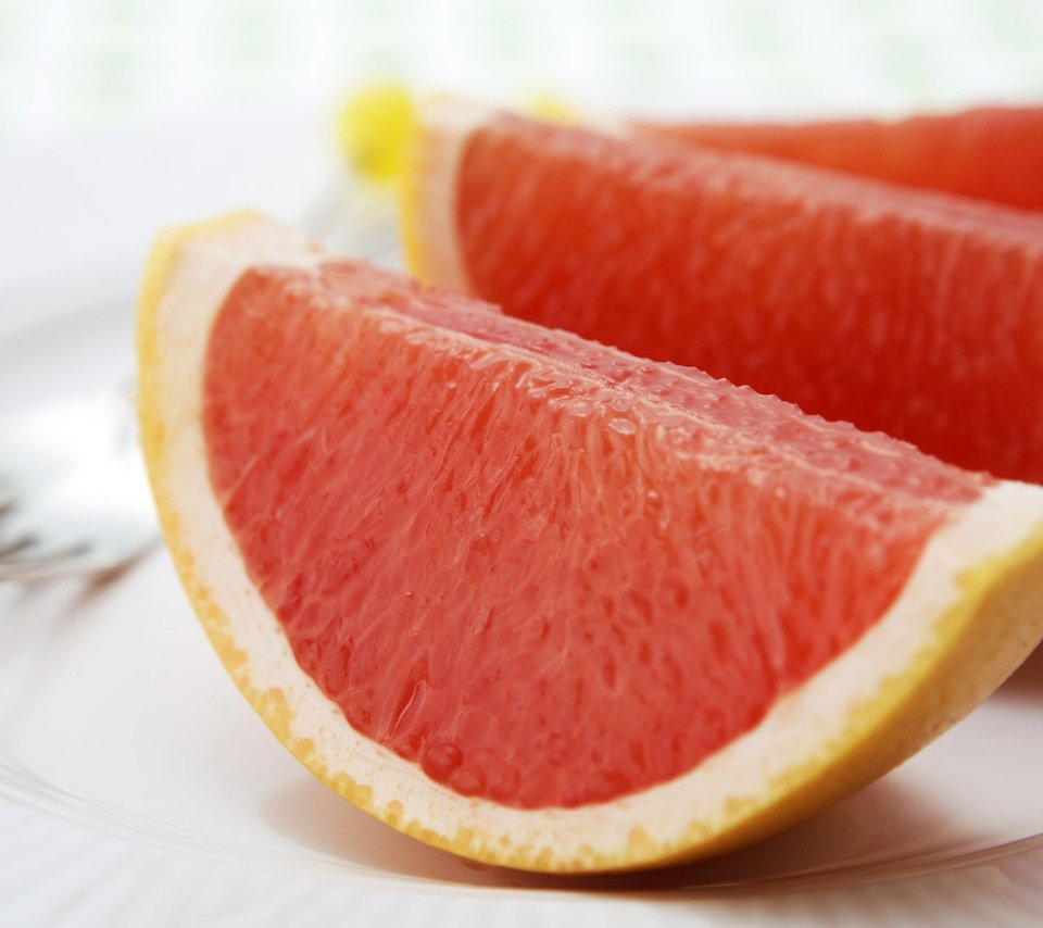 Обои макро, белый фон, цитрус, дольки, тарелка, грейпфрут, macro, white background, citrus, slices, plate, grapefruit разрешение 1920x1200 Загрузить