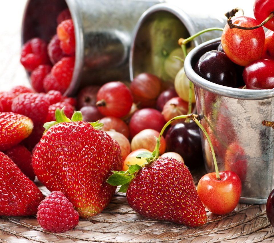 Обои малина, клубника, черешня, ягоды, крыжовник, raspberry, strawberry, cherry, berries, gooseberry разрешение 1920x1080 Загрузить