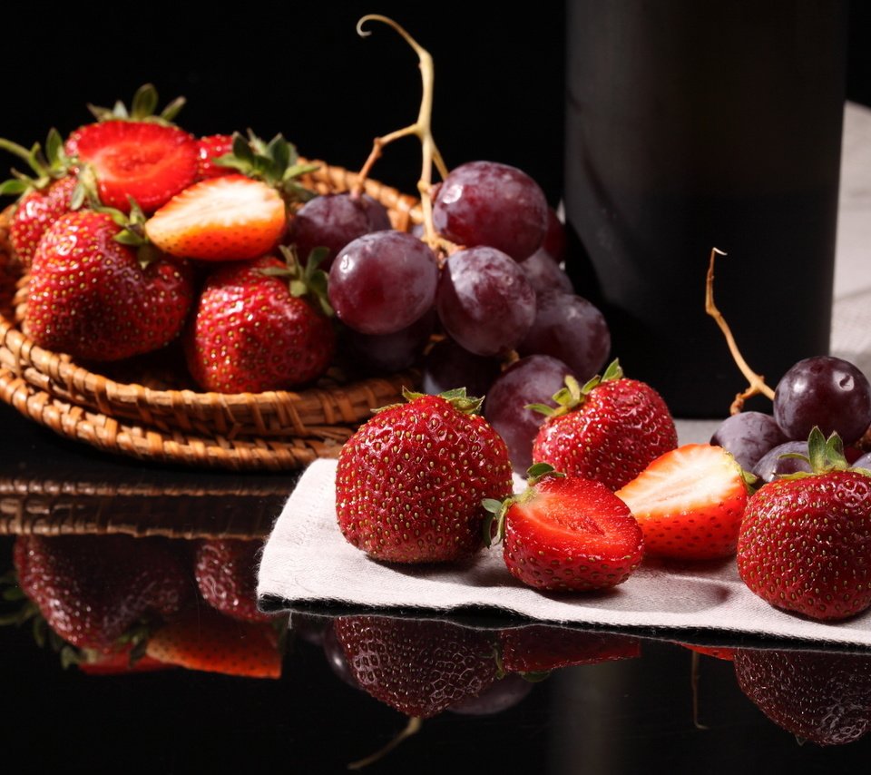 Обои виноград, клубника, ягоды, grapes, strawberry, berries разрешение 1920x1200 Загрузить