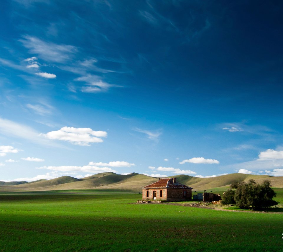 Обои небо, облака, горы, поле, домик, the sky, clouds, mountains, field, house разрешение 1920x1200 Загрузить