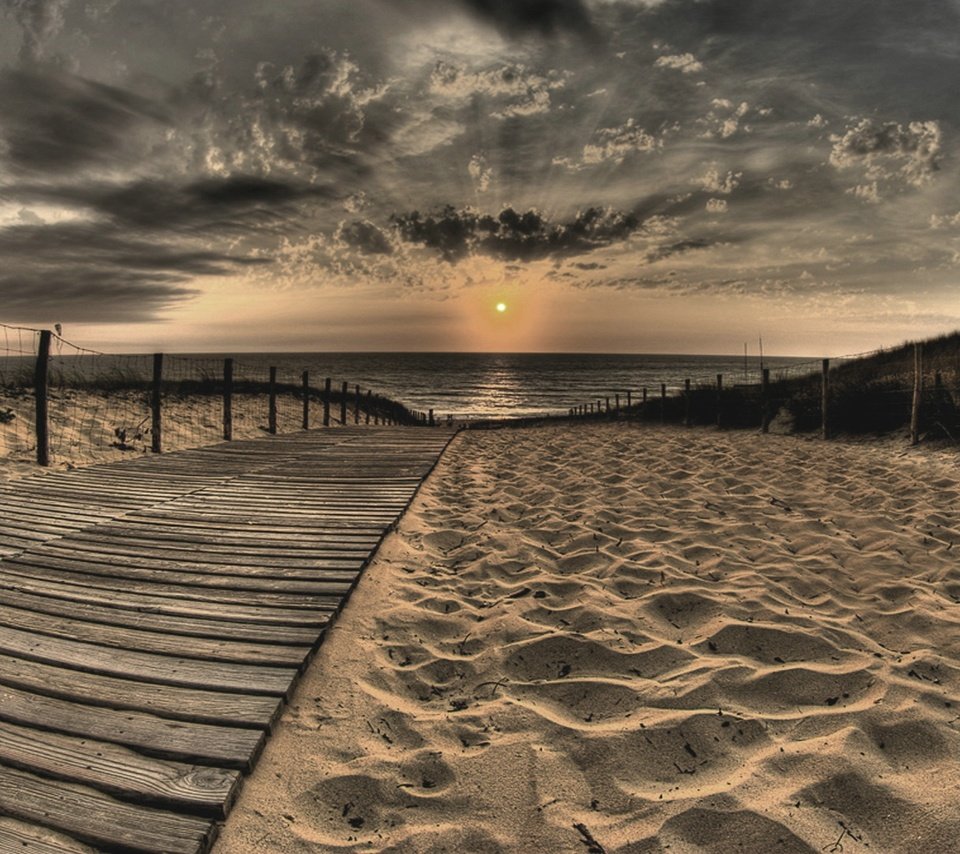 Обои облака, солнце, берег, песок, дорожка, пляж, clouds, the sun, shore, sand, track, beach разрешение 1920x1080 Загрузить