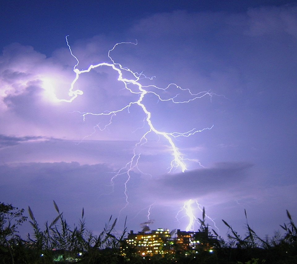 Обои небо, трава, молния, гроза, огни города, the sky, grass, lightning, the storm разрешение 1920x1080 Загрузить