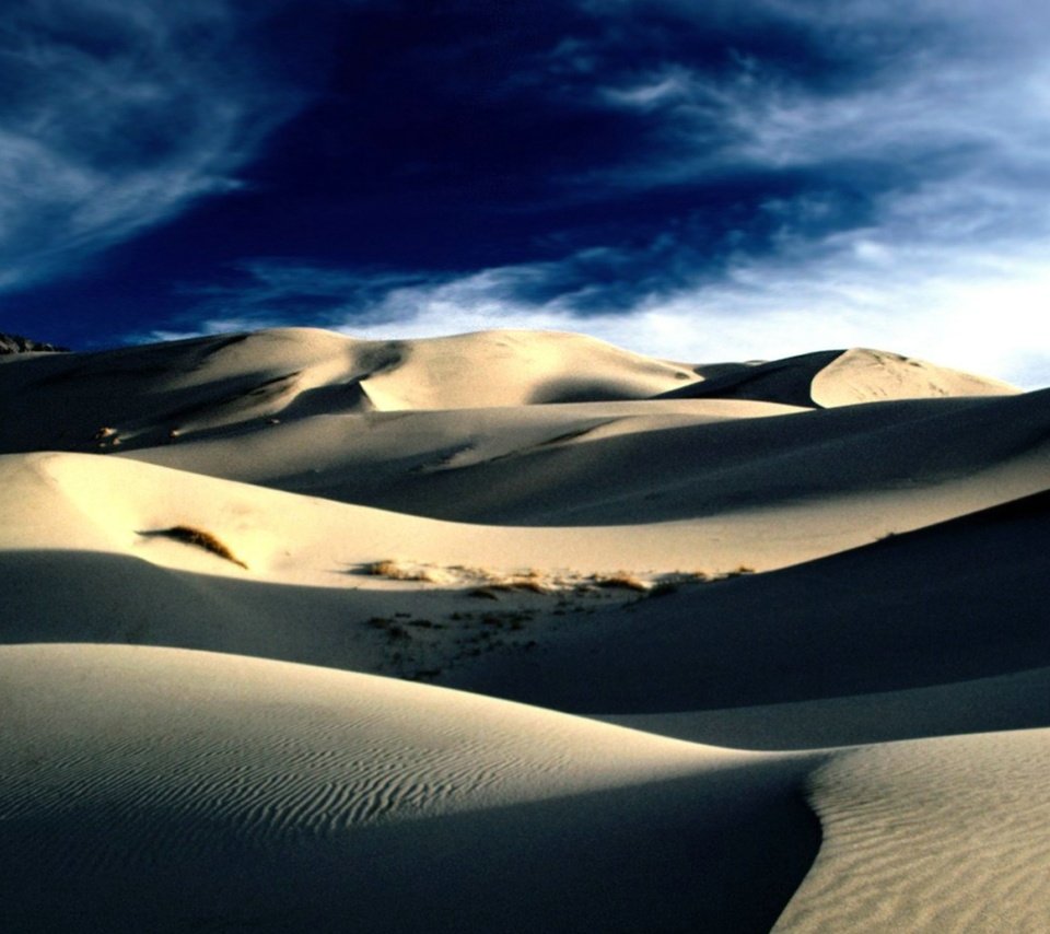 Обои небо, облака, горы, линии, песок, пустыня, тени, дюны, the sky, clouds, mountains, line, sand, desert, shadows, dunes разрешение 1920x1080 Загрузить